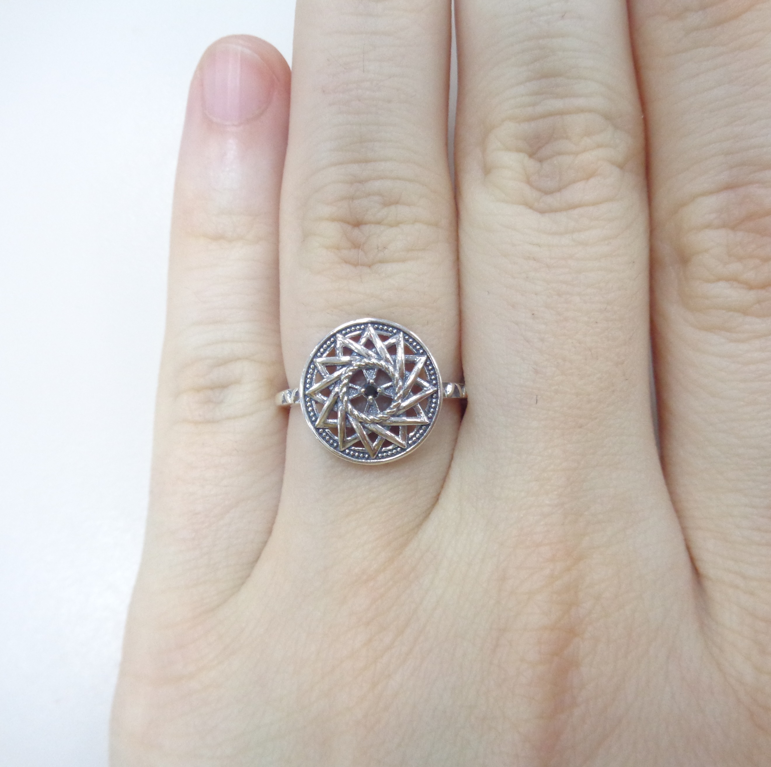 Серебряное кольцо с черным бриллиантом "Эрцгамма"